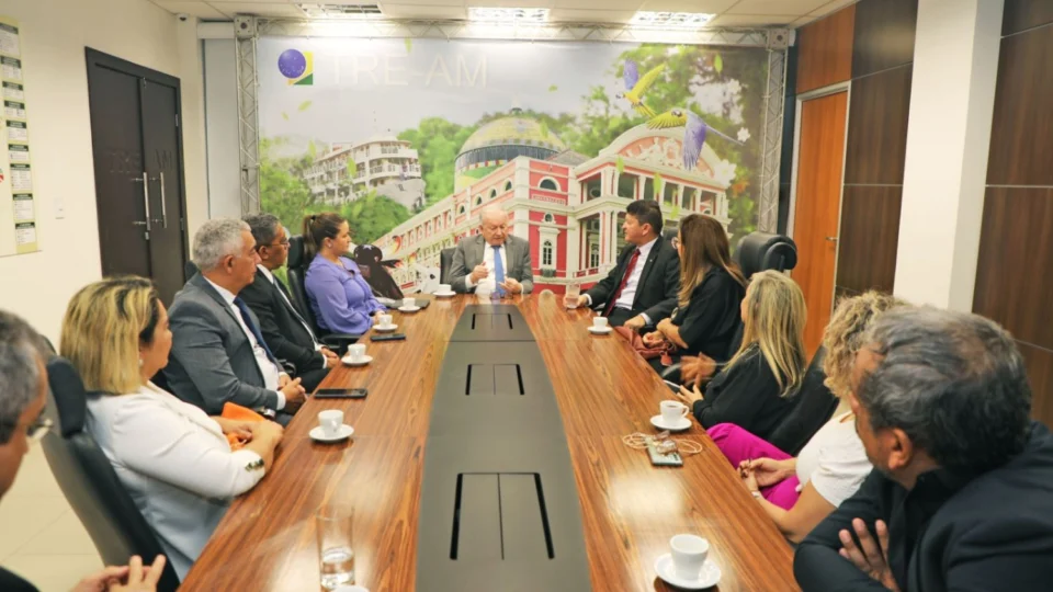 TRE-AM e Comitê de Combate à Corrupção discutem eleições limpas em reunião