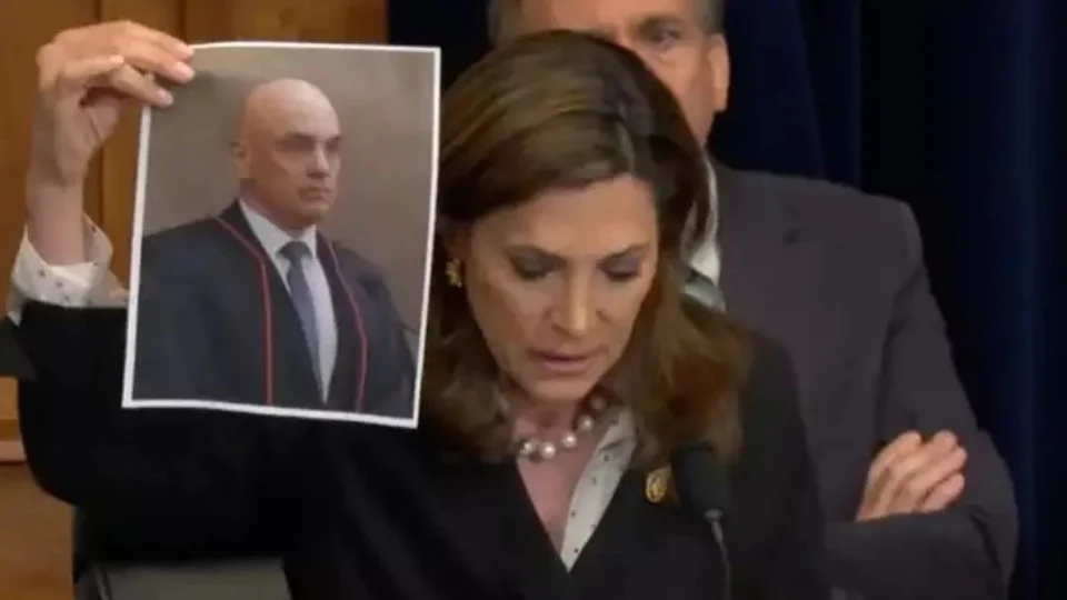 Deputada dos EUA critica censura no Brasil e exibe foto de Alexandre de Moraes