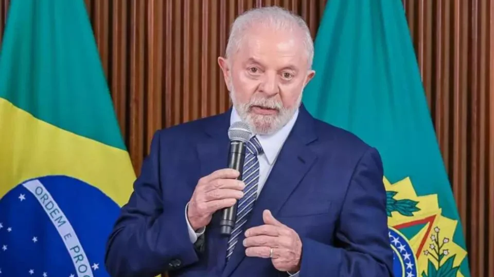 Lula adia viagem ao Chile, cujo presidente criticou suas posições