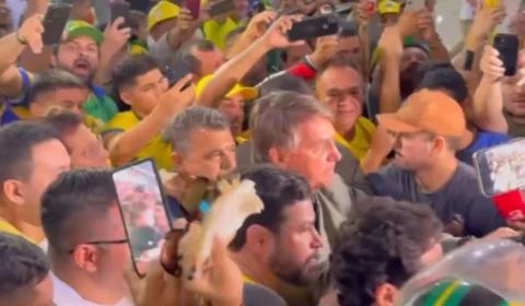 Bolsonaro é recebido com gritos de “mito” em Manaus