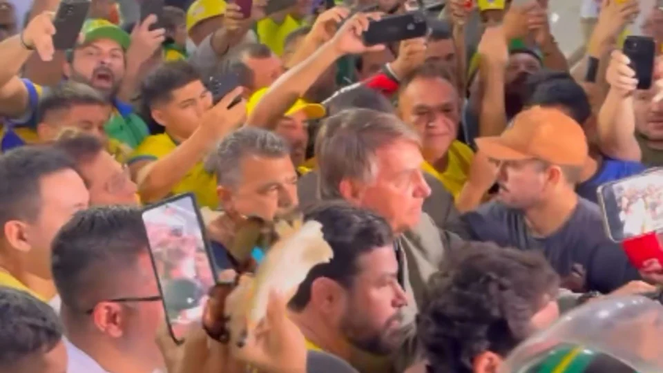 Bolsonaro é recebido com gritos de “mito” em Manaus