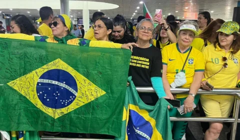 Apoiadores recebem Bolsonaro em Manaus: ‘Seja bem-vindo, nosso eterno presidente’