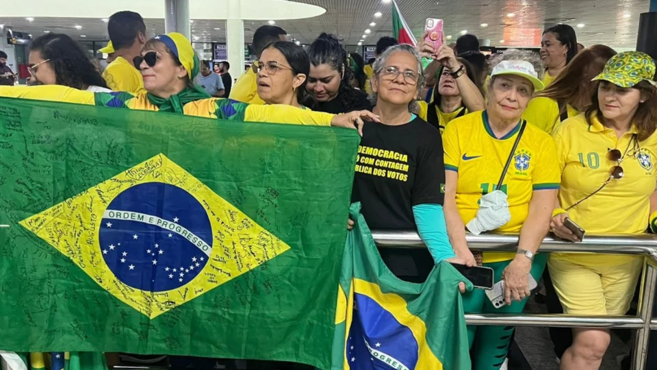 Apoiadores recebem Bolsonaro em Manaus: ‘Seja bem-vindo, nosso eterno presidente’