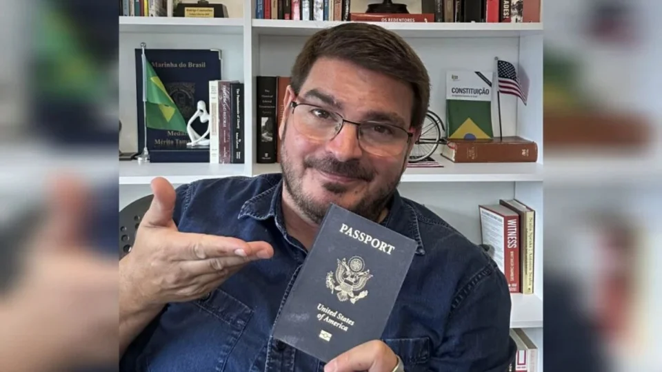 Jornalista Rodrigo Constantino recebe cidadania dos EUA e ironiza Moraes