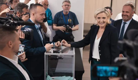 Com forte favoritismo da direita, França vai às urnas neste fim de semana