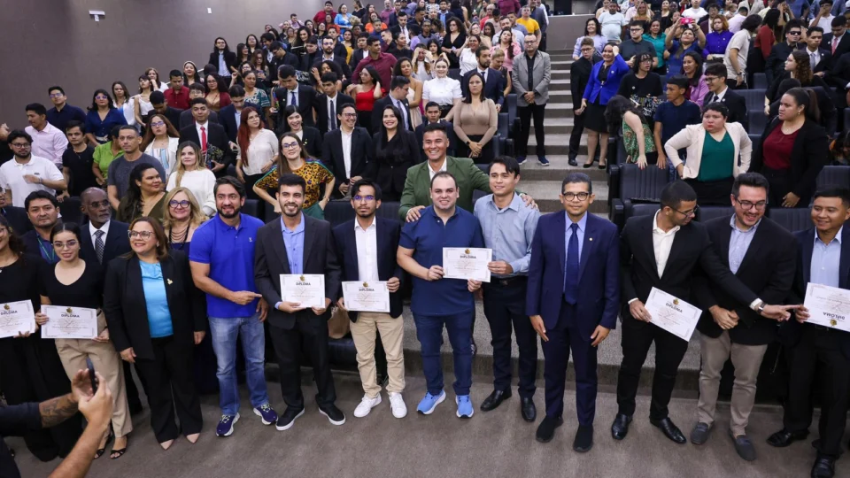Roberto Cidade destaca importância do Parlamento Jovem para democracia durante encontro com alunos