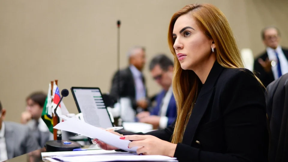 Débora Menezes destaca aprovação de projeto que equipara aborto a homicídio