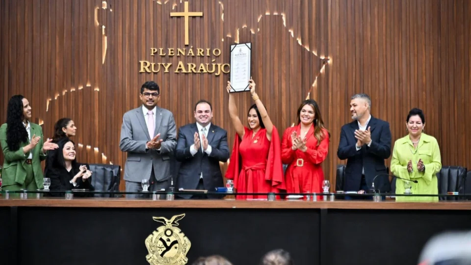 Aleam concede a Medalha Ruy Araújo à Isabelle Nogueira