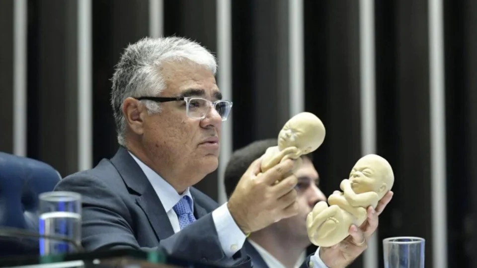 Girão critica censura na TV Senado durante debate sobre aborto