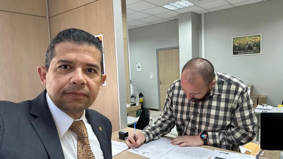 João Luiz entrega parecer técnico e ambiental da repavimentação da BR-319 em Brasília