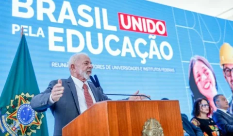 Lula é criticado por excluir professores e reunir-se apenas com reitores para discutir greve