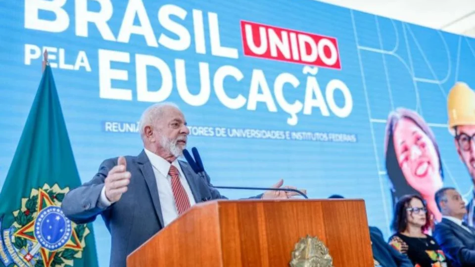 Lula é criticado por excluir professores e reunir-se apenas com reitores para discutir greve