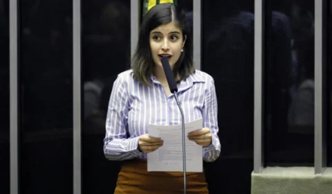 Comissão aprova projeto de Tabata que propõe inclusão do estudo do feminismo no currículo escolar