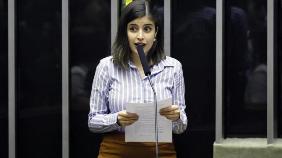 Comissão aprova projeto de Tabata que propõe inclusão do estudo do feminismo no currículo escolar