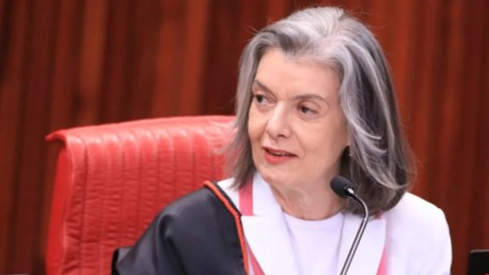 Cármen Lúcia assume presidência do TSE nesta segunda