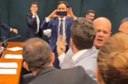 Janones tenta agredir Nikolas após arquivamento de denúncia de “rachadinha” e ser confrontado