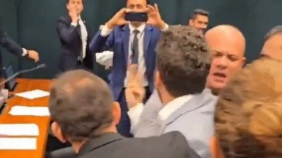 Janones tenta agredir Nikolas após arquivamento de denúncia de “rachadinha” e ser confrontado