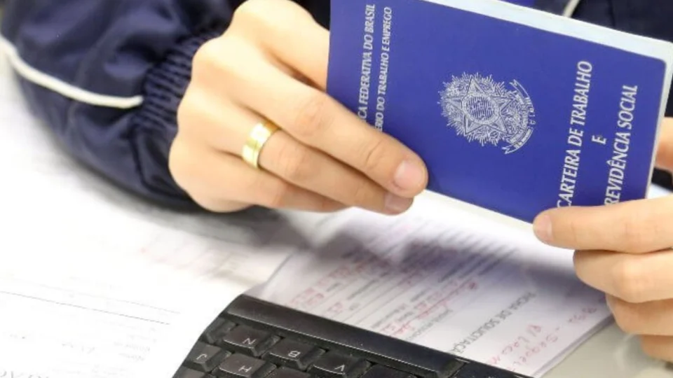 Brasil cria 131,8 mil empregos formais em maio, abaixo das expectativas do mercado