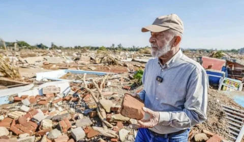 Lula vai ao RS e posa para fotos em meio à destruição das enchentes