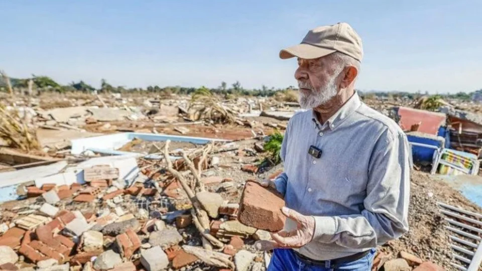 Lula vai ao RS e posa para fotos em meio à destruição das enchentes