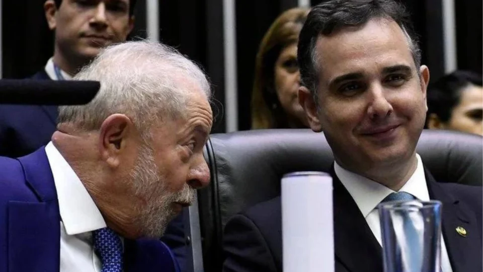 Senado faz manobra e aprova ‘taxa das blusinhas’