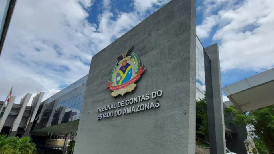 Forro desaba no setor de conselheiros do TCE-AM