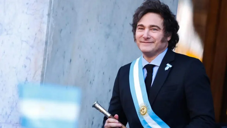 Milei abre mão de aposentadoria especial de presidente