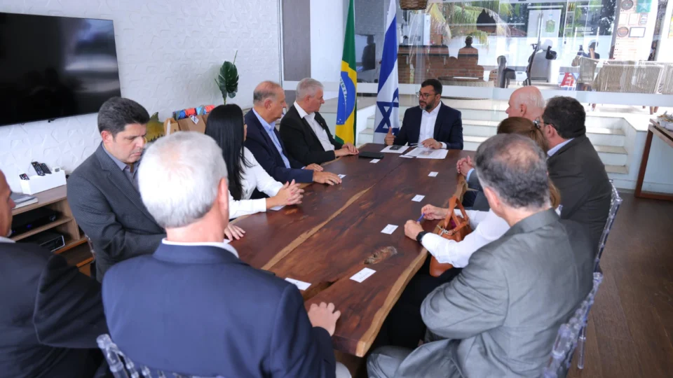 Wilson Lima recebe embaixador de Israel no Brasil e assina acordo de cooperação técnica