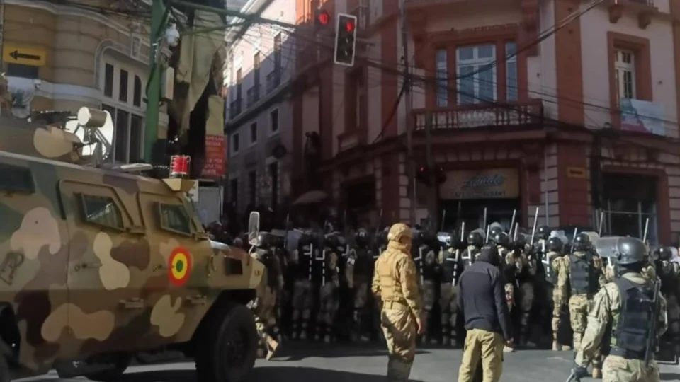 Arce troca comandantes militares após tentativa de golpe na Bolívia; general é preso