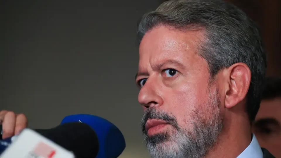 Lira parte para cima do STF e cria comissão especial para analisar PEC das Drogas