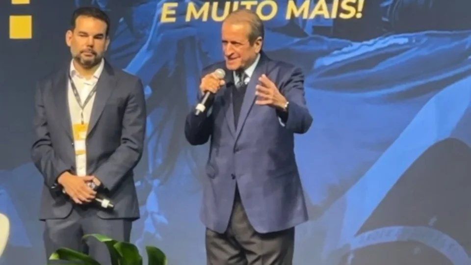 Valdemar lança nome de Eduardo Bolsonaro ao Senado em 2026