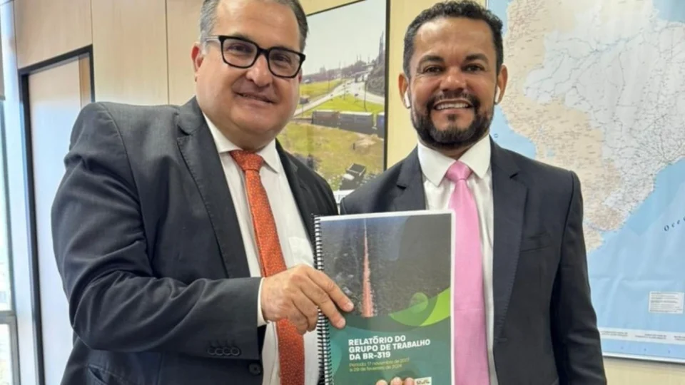 Deputado Rozenha recebe estudo final para obras na BR-319