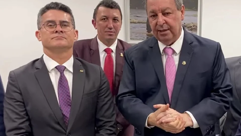 Acuado, Omar vai aguardar decisão de David para anunciar possível rompimento