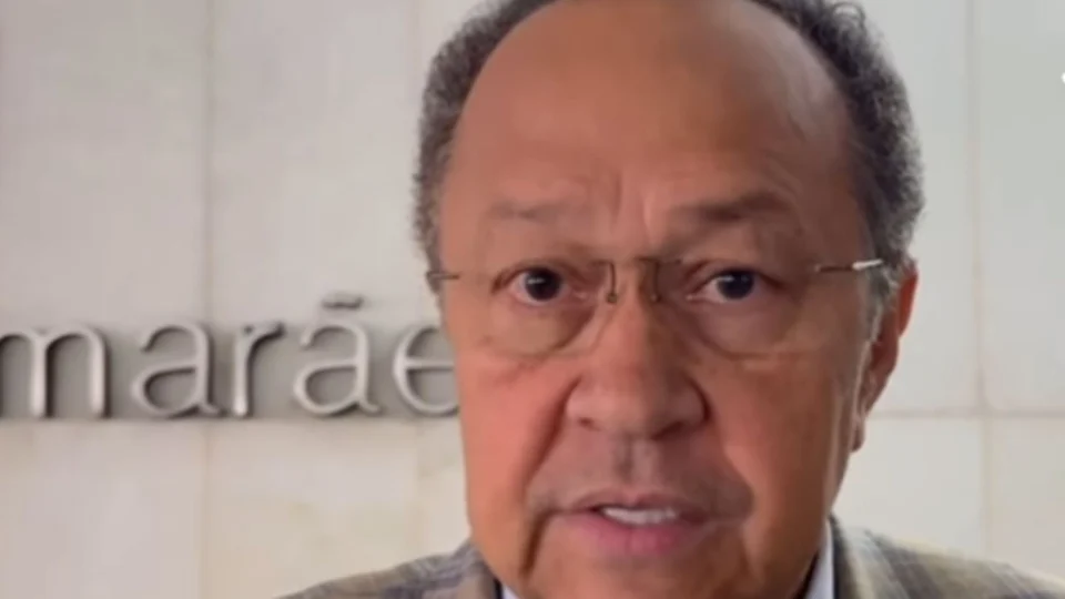 Silas tenta justificar voto, enrola e passa a bola para Braga