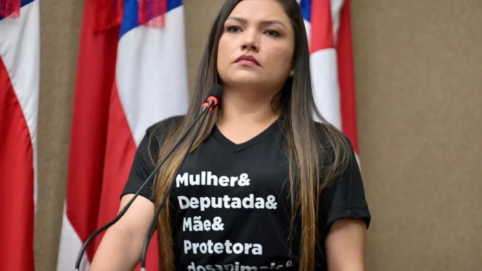 “Nós precisamos mudar o prefeito”, declara Joana Darc