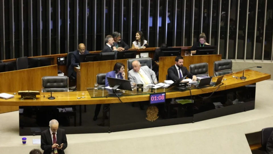 Acordo para proteger UEA é aprovado com costura protagonizada por Amom Mandel