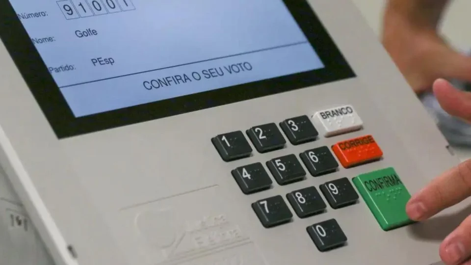 Justiça mantém prisão de eleitor que publicou foto da urna com seu voto em 2022