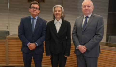 Em Manaus, Cármen Lúcia discute eleições durante a seca no Amazonas