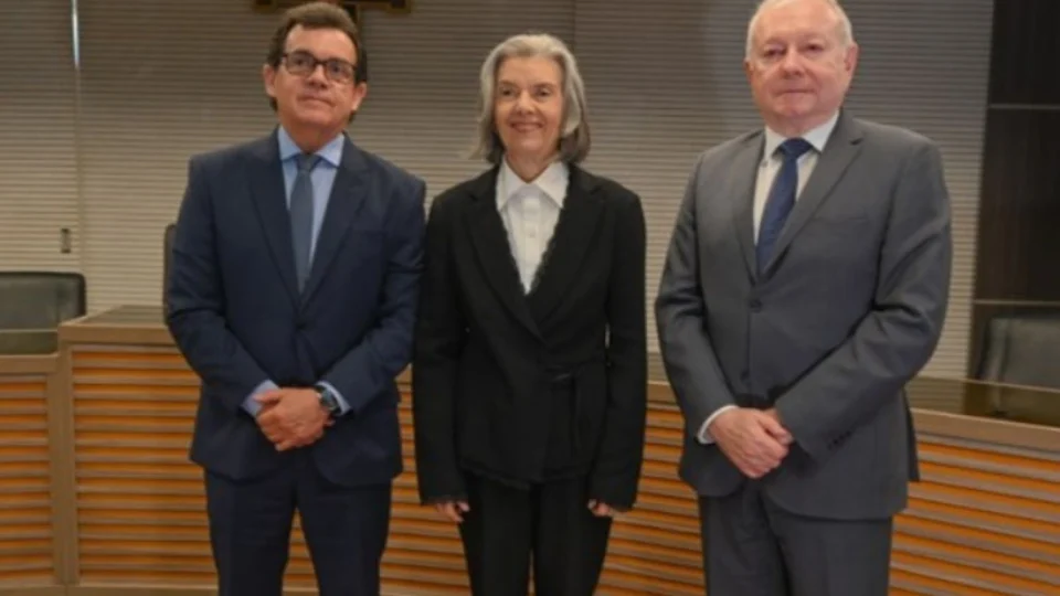 Em Manaus, Cármen Lúcia discute eleições durante a seca no Amazonas