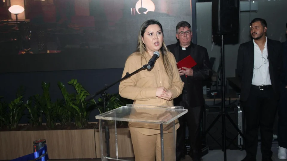 Secretária enfatiza ações do Estado para atrair novos investidores em inauguração de concessionária