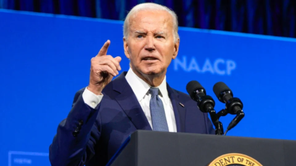 Biden diz que sua desistência na disputa presidencial foi para “salvar a democracia”