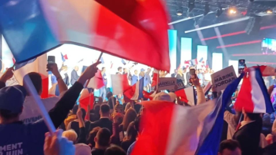 Direita conquista vitória histórica nas eleições legislativas na França