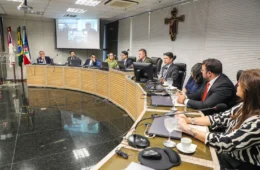 Reunião no TRE-AM debate realização de pesquisas eleitorais