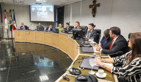 Reunião no TRE-AM debate realização de pesquisas eleitorais