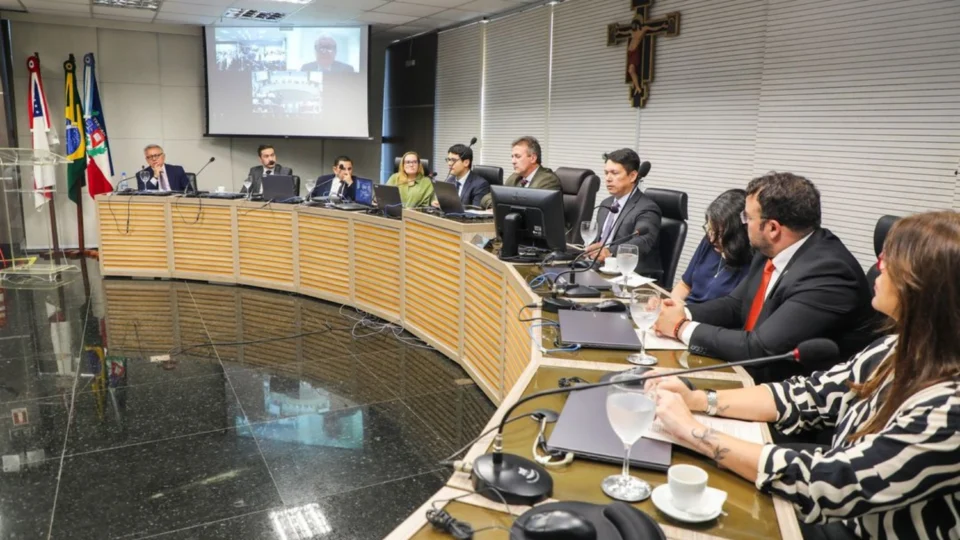Reunião no TRE-AM debate realização de pesquisas eleitorais