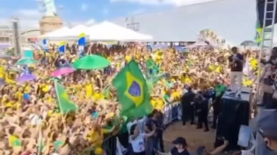 Multidão recebe Bolsonaro após bloqueio do MST em estrada do Pará