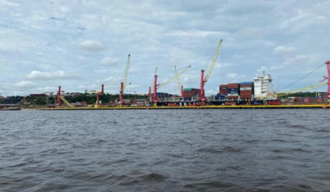 MP-AM investiga cobrança abusiva de taxa por transportadoras de contêineres em meio à seca