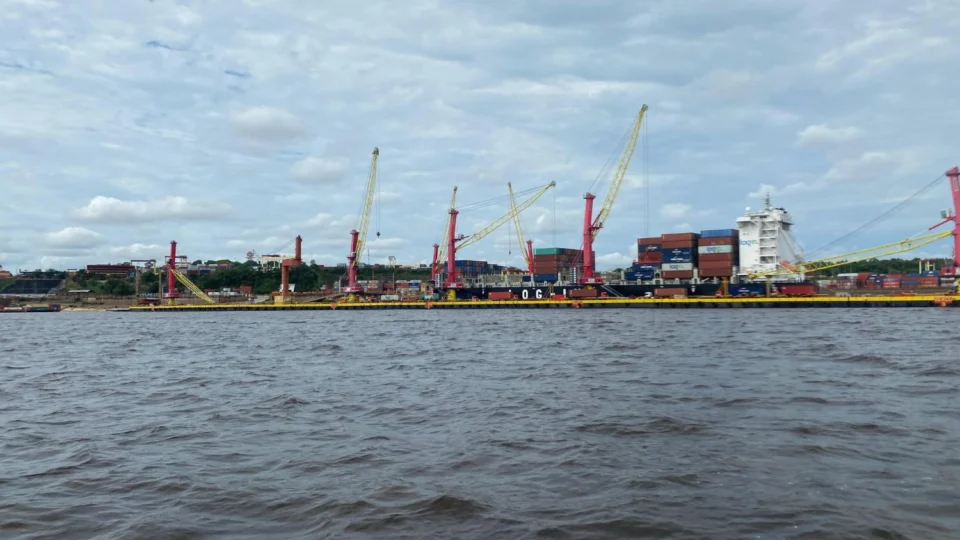 MP-AM investiga cobrança abusiva de taxa por transportadoras de contêineres em meio à seca