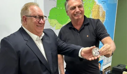 Esposo de Maria do Carmo, que será a vice de Alberto Neto, recebe medalha de ‘imbrochável’ de Bolsonaro