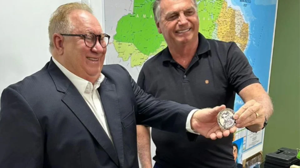 Esposo de Maria do Carmo, que será a vice de Alberto Neto, recebe medalha de ‘imbrochável’ de Bolsonaro